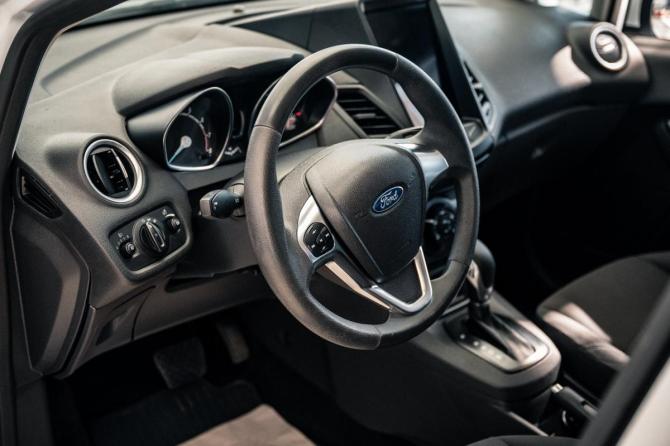 Ford Fiesta Mk6 Рестайлинг с пробегом 2018 года, цена 960 000 рублей, 90700 км, хэтчбек, Автокод Объявления