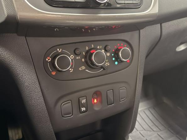 Renault Sandero II Рестайлинг с пробегом 2019 года, цена 1 413 700 рублей, 36593 км, хэтчбек, Автокод Объявления