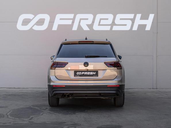 Volkswagen Tiguan II с пробегом 2018 года, цена 2 600 000 рублей, 54582 км, внедорожник, Автокод Объявления