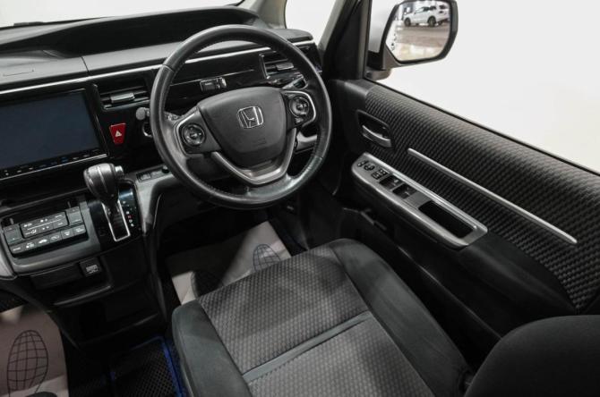 Honda Stepwgn V с пробегом 2016 года, цена 1 799 000 рублей, 117000 км, минивэн, Автокод Объявления