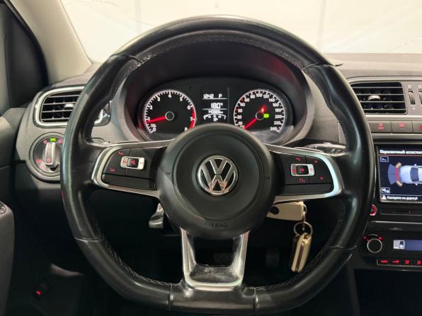 Volkswagen Polo V Рестайлинг с пробегом 2019 года, цена 1 385 000 рублей, 138000 км, седан, Автокод Объявления
