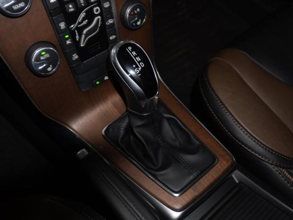 Volvo V40 Cross Country I Рестайлинг с пробегом 2019 года, цена 2 310 000 рублей, 51926 км, хэтчбек, Автокод Объявления
