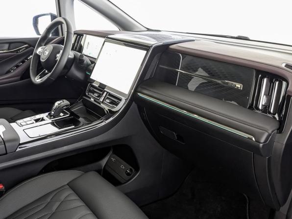 GAC Trumpchi M8 II с пробегом 2023 года, цена 4 500 000 рублей, 3939 км, минивэн, Автокод Объявления