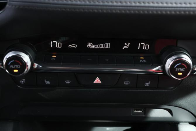 Mazda 3 IV (BP) с пробегом 2019 года, цена 2 230 000 рублей, 47617 км, хэтчбек, Автокод Объявления
