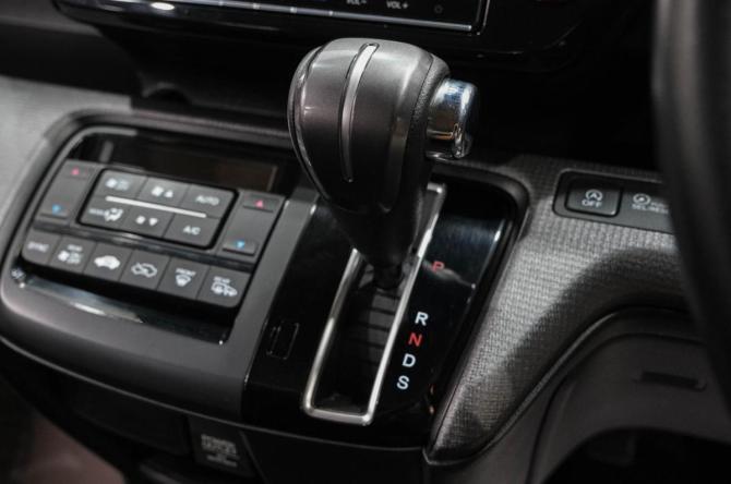 Honda Stepwgn V с пробегом 2016 года, цена 1 799 000 рублей, 117000 км, минивэн, Автокод Объявления