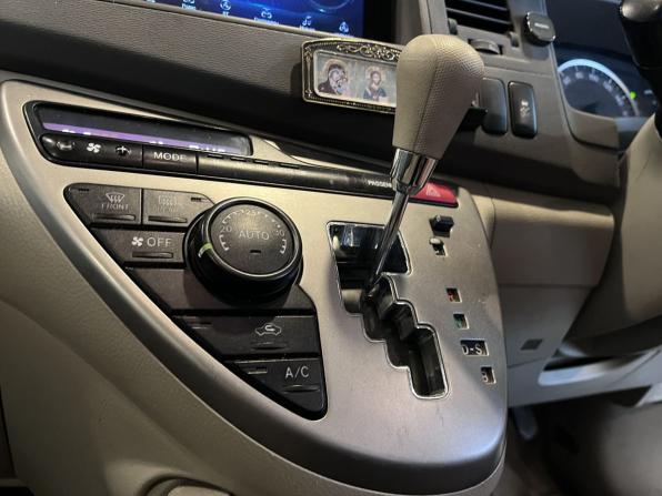 Toyota ISis I Рестайлинг с пробегом 2015 года, цена 1 270 000 рублей, 199321 км, компактвэн, Автокод Объявления