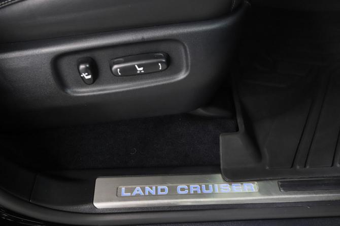 Toyota Land Cruiser 200 Series Рестайлинг 2 с пробегом 2017 года, цена 7 600 000 рублей, 124718 км, внедорожник, Автокод Объявления