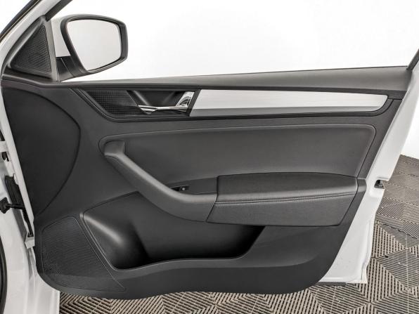 Skoda Rapid I с пробегом 2017 года, цена 1 130 000 рублей, 135292 км, лифтбек, Автокод Объявления