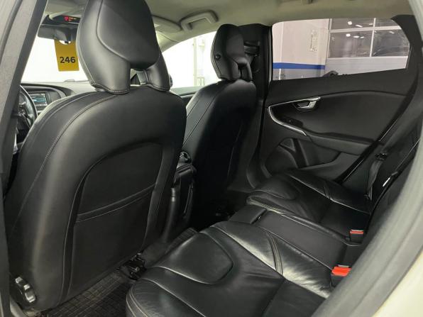 Volvo V40 Cross Country I с пробегом 2013 года, цена 950 000 рублей, 240000 км, хэтчбек, Автокод Объявления
