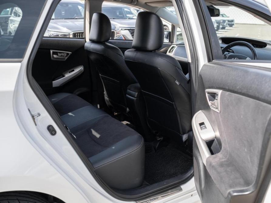 Toyota Prius III Рестайлинг (XW30) Сочи  - изображение 11