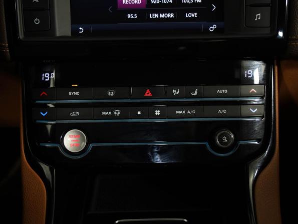 Jaguar XE I с пробегом 2018 года, цена 1 629 000 рублей, 225080 км, седан, Автокод Объявления