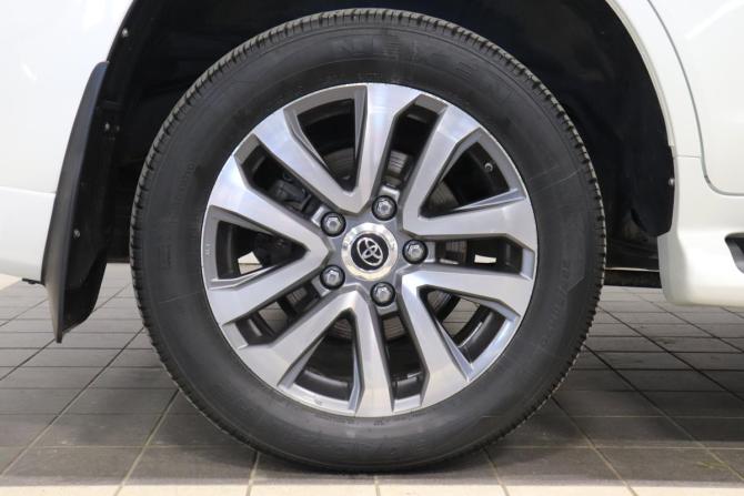 Toyota Land Cruiser 200 Series Рестайлинг 2 с пробегом 2017 года, цена 8 185 000 рублей, 136663 км, внедорожник, Автокод Объявления