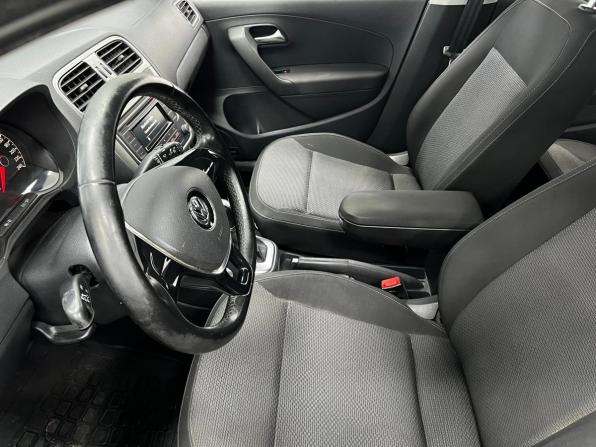 Volkswagen Polo V Рестайлинг с пробегом 2018 года, цена 950 000 рублей, 208708 км, седан, Автокод Объявления