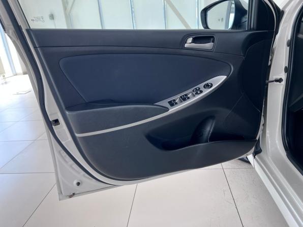 Hyundai Solaris I Рестайлинг с пробегом 2015 года, цена 995 000 рублей, 97234 км, хэтчбек, Автокод Объявления