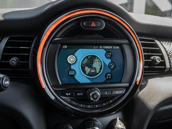 Mini Hatch III (F55/F56) Рестайлинг с пробегом 2019 года, цена 2 500 000 рублей, 136816 км, хэтчбек, Автокод Объявления