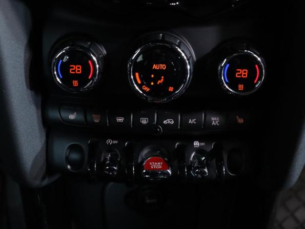 Mini Hatch III (F55/F56) Рестайлинг с пробегом 2019 года, цена 1 947 800 рублей, 50000 км, хэтчбек, Автокод Объявления