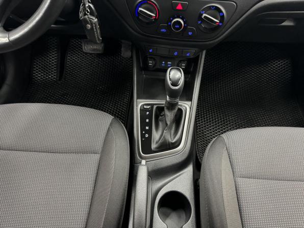 Hyundai Solaris II с пробегом 2017 года, цена 1 311 000 рублей, 92170 км, седан, Автокод Объявления