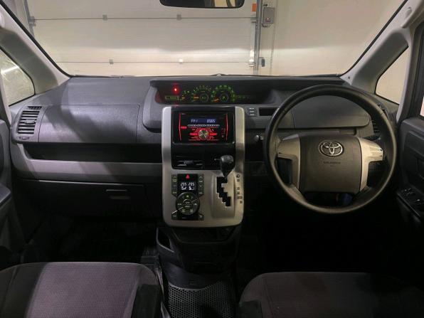 Toyota Voxy II (R70) с пробегом 2009 года, цена 1 050 000 рублей, 292029 км, минивэн, Автокод Объявления