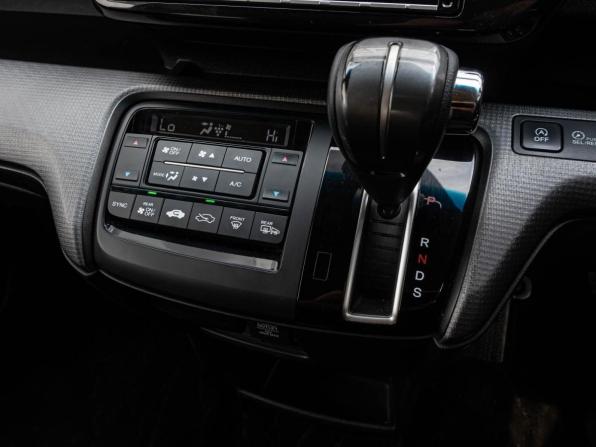 Honda Stepwgn V Рестайлинг с пробегом 2018 года, цена 2 130 000 рублей, 99897 км, минивэн, Автокод Объявления