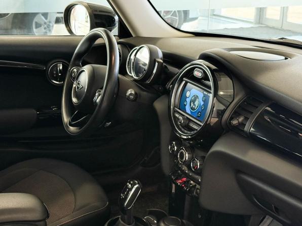 Mini Hatch III (F55/F56) Рестайлинг с пробегом 2019 года, цена 1 747 000 рублей, 48076 км, хэтчбек, Автокод Объявления