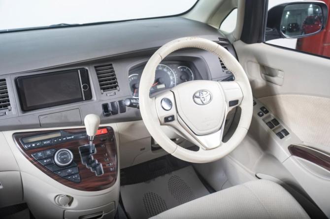Toyota ISis I Рестайлинг с пробегом 2013 года, цена 1 279 000 рублей, 105000 км, компактвэн, Автокод Объявления