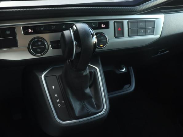 Volkswagen Multivan T6 Рестайлинг с пробегом 2021 года, цена 6 342 000 рублей, 94736 км, минивэн, Автокод Объявления