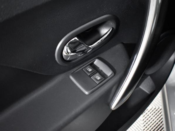 Renault Sandero II с пробегом 2015 года, цена 927 800 рублей, 34442 км, хэтчбек, Автокод Объявления