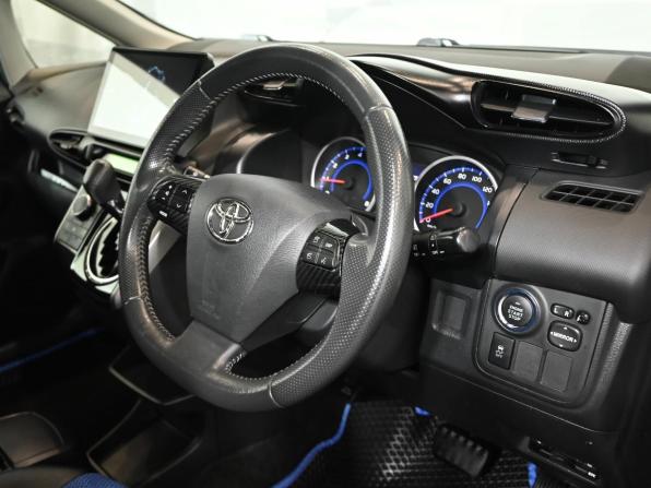 Toyota Wish II Рестайлинг с пробегом 2012 года, цена 1 680 000 рублей, 127962 км, минивэн, Автокод Объявления