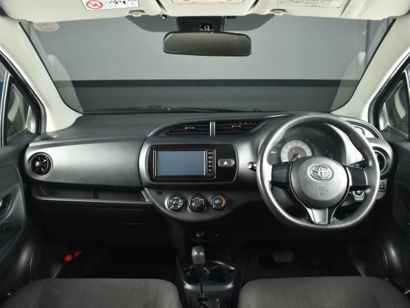 Toyota Vitz III (XP130) Рестайлинг 2 с пробегом 2017 года, цена 894 995 рублей, 150494 км, хэтчбек, Автокод Объявления
