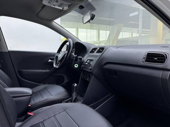Volkswagen Polo V Рестайлинг с пробегом 2019 года, цена 1 350 000 рублей, 59471 км, седан, Автокод Объявления