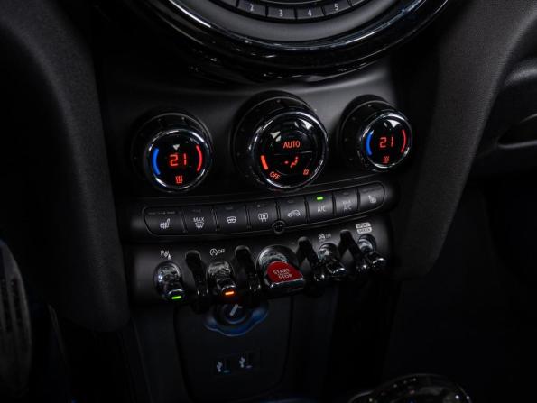 Mini Hatch III (F55/F56) Рестайлинг с пробегом 2019 года, цена 2 760 000 рублей, 62745 км, хэтчбек, Автокод Объявления
