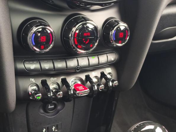 Mini Hatch III (F55/F56) Рестайлинг с пробегом 2018 года, цена 3 299 000 рублей, 46613 км, хэтчбек, Автокод Объявления
