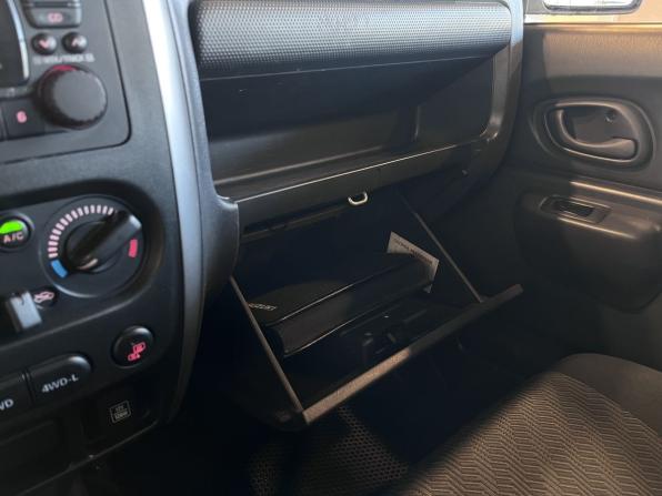 Suzuki Jimny III Рестайлинг 2 с пробегом 2013 года, цена 1 394 000 рублей, 106457 км, внедорожник, Автокод Объявления