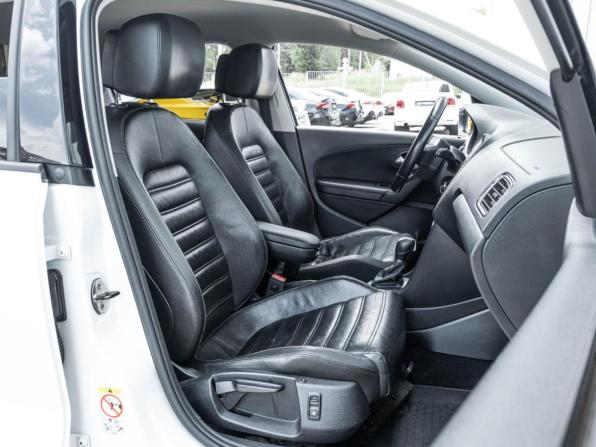 Volkswagen Polo V Рестайлинг с пробегом 2018 года, цена 1 279 700 рублей, 124667 км, седан, Автокод Объявления