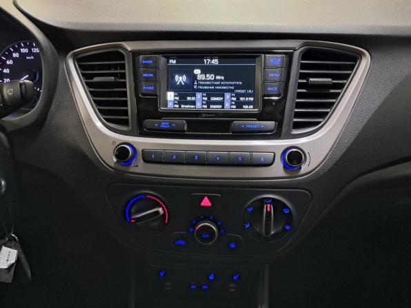 Hyundai Solaris II с пробегом 2017 года, цена 900 000 рублей, 239885 км, седан, Автокод Объявления