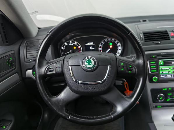 Skoda Octavia II (A5) Рестайлинг с пробегом 2011 года, цена 928 000 рублей, 120000 км, лифтбек, Автокод Объявления
