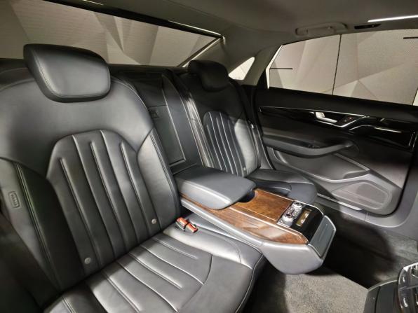 Audi A8 III (D4) Рестайлинг с пробегом 2015 года, цена 1 819 000 рублей, 273097 км, седан, Автокод Объявления