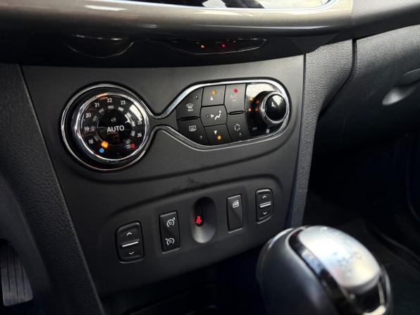 Renault Sandero II с пробегом 2015 года, цена 1 050 000 рублей, 70125 км, хэтчбек, Автокод Объявления