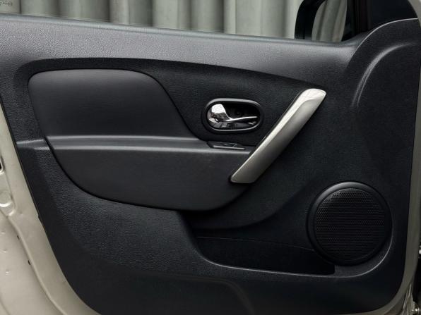 Renault Logan II с пробегом 2015 года, цена 799 000 рублей, 148000 км, седан, Автокод Объявления