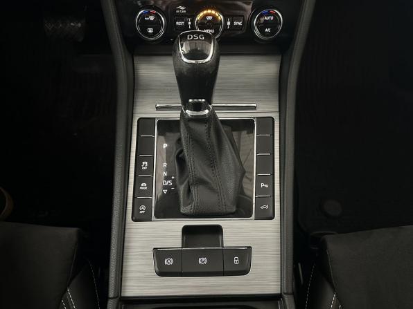 Skoda Superb III Рестайлинг с пробегом 2021 года, цена 2 100 000 рублей, 220149 км, лифтбек, Автокод Объявления