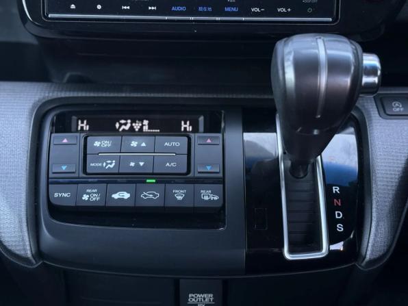 Honda Stepwgn V с пробегом 2016 года, цена 1 750 000 рублей, 174573 км, минивэн, Автокод Объявления