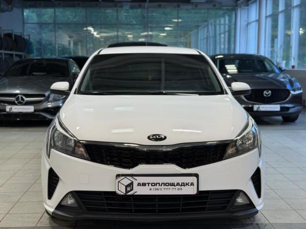 Kia Rio IV Рестайлинг с пробегом 2021 года, цена 1 589 000 рублей, 96800 км, седан, Автокод Объявления