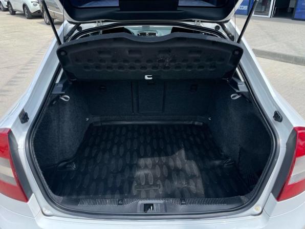 Skoda Octavia II (A5) Рестайлинг с пробегом 2012 года, цена 990 000 рублей, 239000 км, лифтбек, Автокод Объявления
