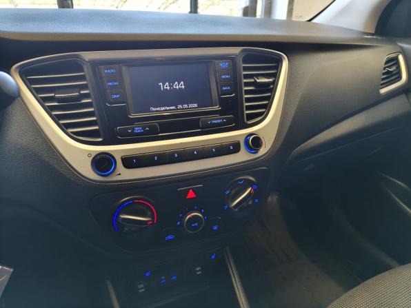Hyundai Solaris II с пробегом 2017 года, цена 910 000 рублей, 207860 км, седан, Автокод Объявления