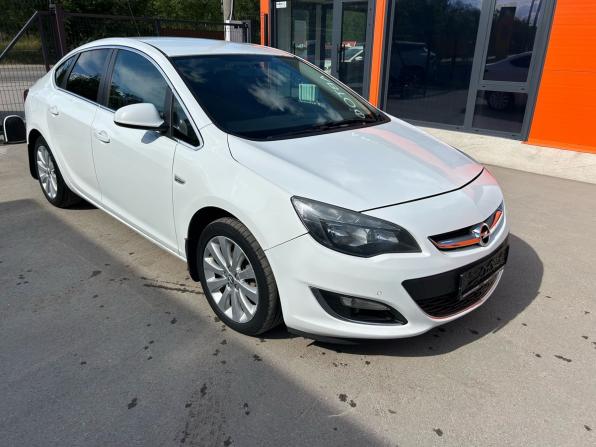 Opel Astra J Рестайлинг с пробегом 2015 года, цена 669 900 рублей, 195000 км, седан, Автокод Объявления