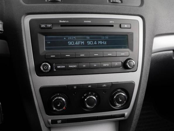 Skoda Octavia II (A5) Рестайлинг с пробегом 2013 года, цена 989 000 рублей, 110278 км, лифтбек, Автокод Объявления