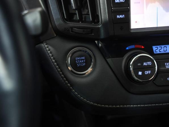 Toyota RAV4 IV (XA40) Рестайлинг с пробегом 2018 года, цена 2 499 000 рублей, 70714 км, внедорожник, Автокод Объявления
