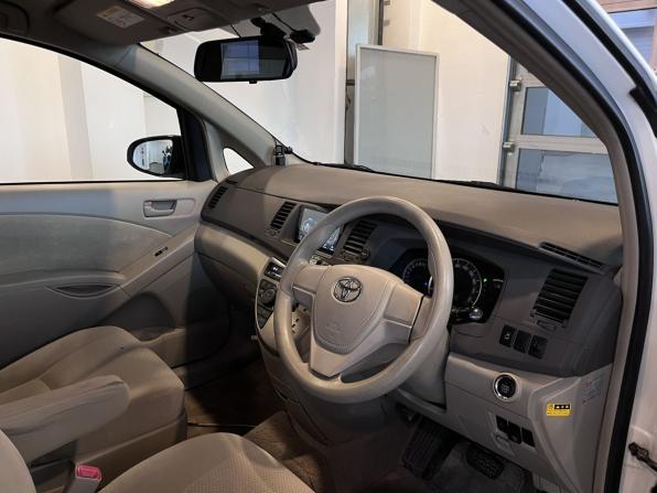 Toyota ISis I Рестайлинг с пробегом 2015 года, цена 1 270 000 рублей, 199321 км, компактвэн, Автокод Объявления