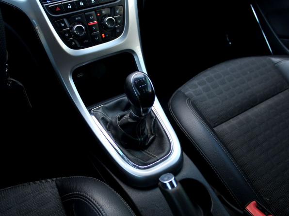 Opel Astra J Рестайлинг с пробегом 2012 года, цена 697 000 рублей, 257555 км, хэтчбек, Автокод Объявления