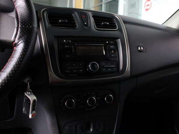 Renault Logan II с пробегом 2017 года, цена 765 000 рублей, 211940 км, седан, Автокод Объявления
